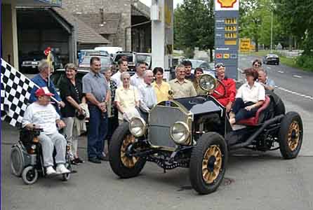 Der American LaFrance von 1915 vor der Garage auf seiner ersten Fahrt nach der Restaurierung