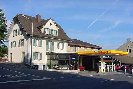 Die Garage Louis Frey heute, mit Tankstelle an der Aarauerstrasse