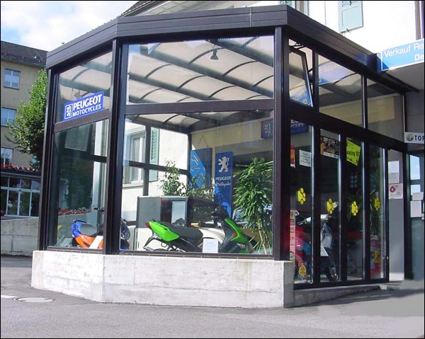 Der verglaste Showroom der Garage