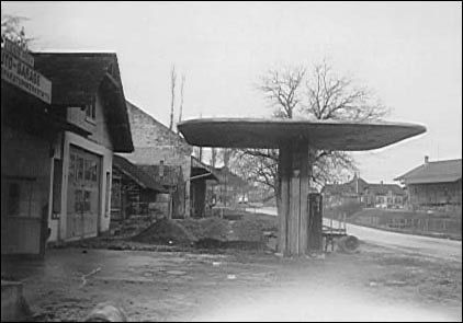 Die überdachte Zapfsäule nach dem Umbau 1946